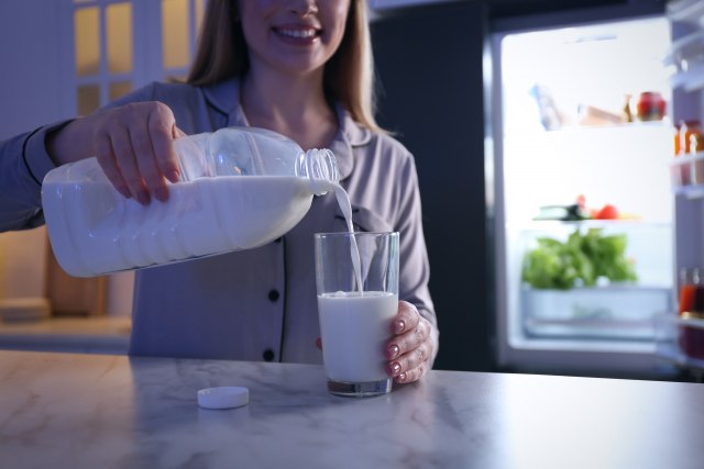 Šta se dešava u organizmu kad popijemo èašu hladnog mleka uveèe ili tokom noæi?